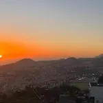 Above - A Hillside 度假居