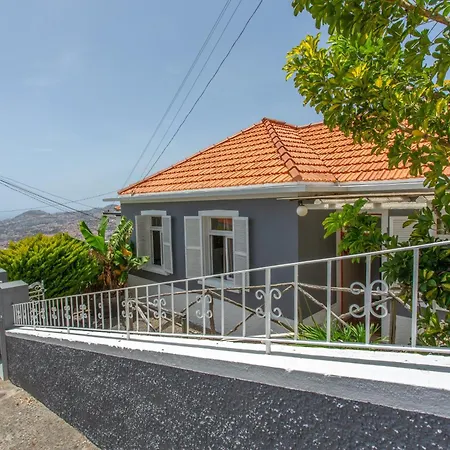 Holiday home Above - A Hillside